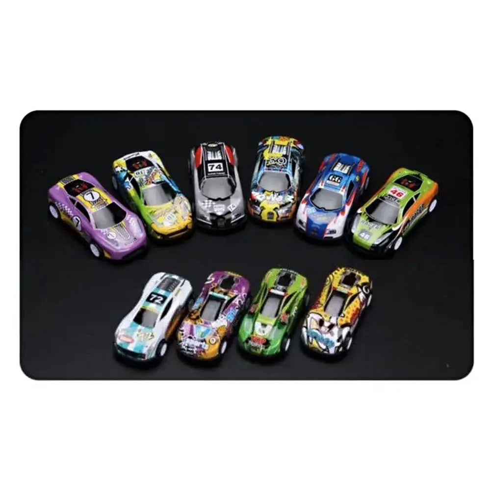 Une collection de dix voitures jouets à ressort de différentes couleurs et designs, présentées sur un fond noir.