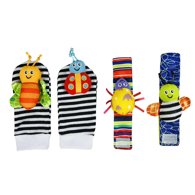 Vier bunte Plüschtiere-Rattelspielzeuge in verschiedenen gestreiften Armbändern