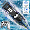 Un bateau RC LED haute performance en mouvement sur de l'eau bleue, avec un télécommande visible.
