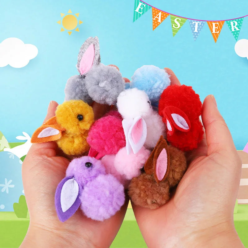 Une main tient un assortiment de lapins en peluche et d'œufs de Pâques de diverses couleurs comme rose, violet, orange et mar