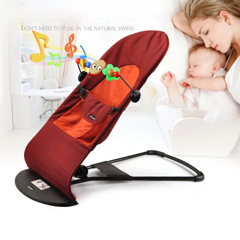 Maroon-orange justierbarer Musikspiel-Bogen für Baby-Reise, gezeigt mit einem Baby.