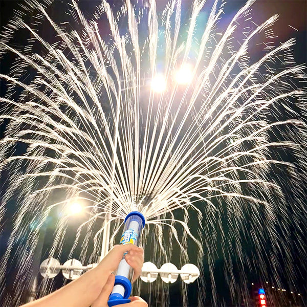 يد تمسك مسدس ماء أزرق يطلق نافورة من الشرر الأبيض الساطع على خلفية داكنة