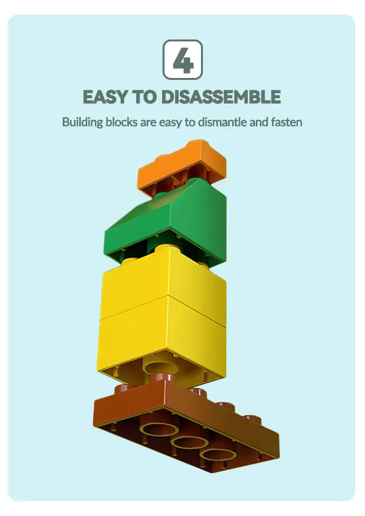 Une pile de quatre blocs de construction colorés : orange, vert, jaune et une base brun-rouge.