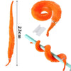 Marionnette de ver orange et flexible avec une pièce en plastique blanc, à côté d'une balance.