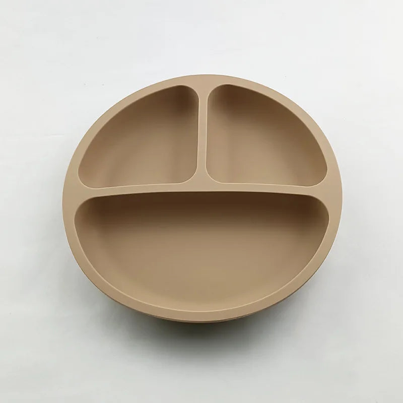 Set à téter en silicone beige avec trois compartiments pour tout-petits.