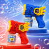 Blaues und rotes automatisches Seifenblasenspielzeug, das Blasen gegen einen hellblauen Hintergrund feuert.