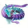 Modèle de dragon imprimé en 3D articulé, violet et sarcelle vif, en forme circulaire.