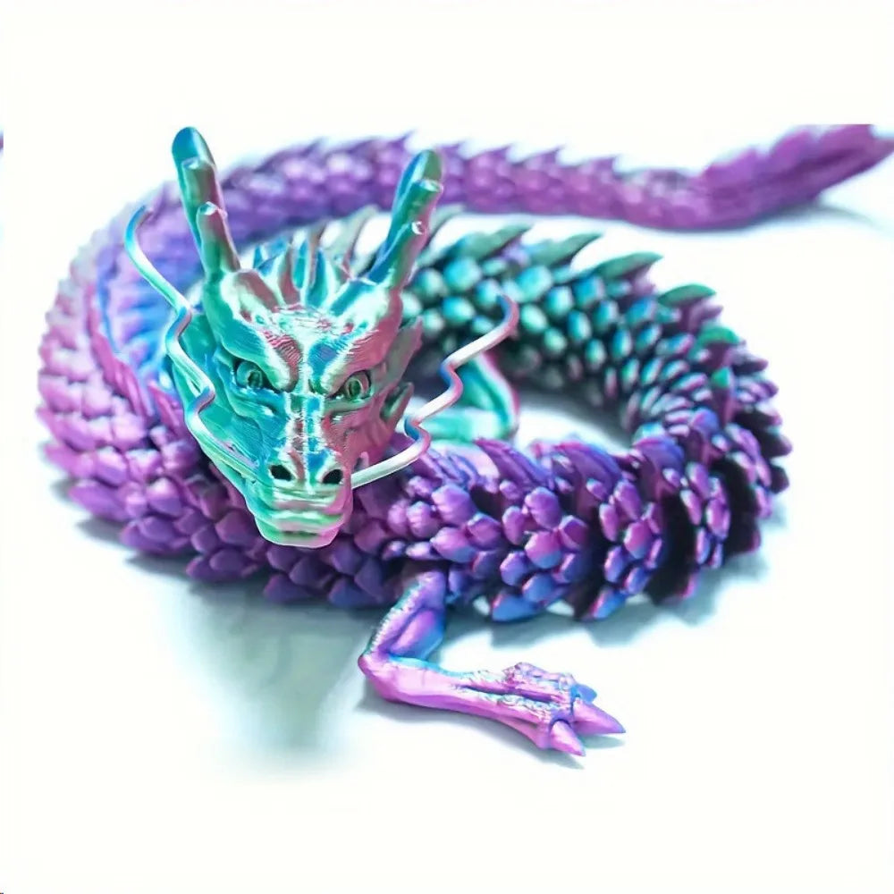 Modèle de dragon imprimé en 3D articulé, violet et sarcelle vif, en forme circulaire.