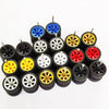Colección de ruedas y neumáticos de coches a escala 1/64 en varios colores como negro, azul, amarillo y rojo.