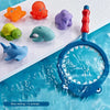 Juguete de baño de red azul con seis animales de plástico coloridos flotando en agua azul.