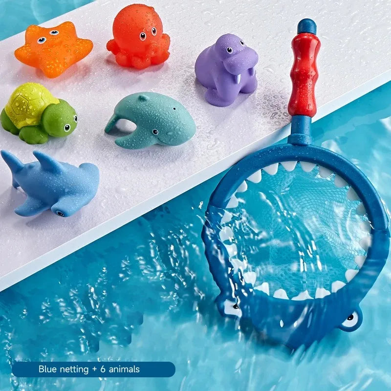 Juguete de baño de red azul con seis animales de plástico coloridos flotando en agua azul.