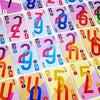 Gros plan d'un jeu de cartes Dnup avec des chiffres et symboles colorés pour un jeu de stratégie.