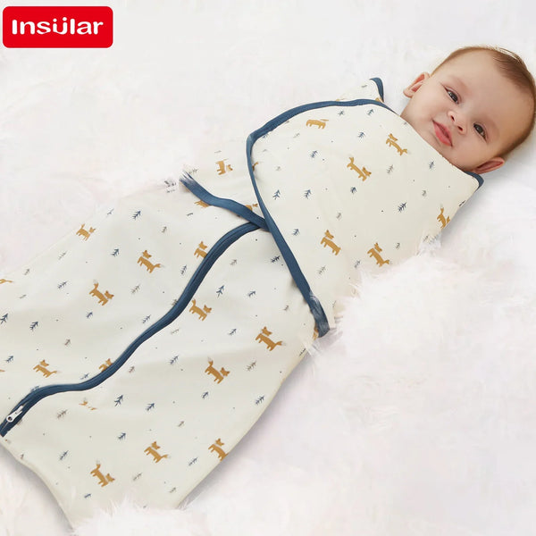 Un nouveau-né porte un drap de nuit clair avec un motif d'animaux jaunes et bleus.