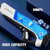 A black and white high-capacity electric water gun is shown against a blue background with a 800ml capacity label.