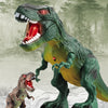 Un robot dinosaure électrique vert marchant jouet debout au-dessus d'un modèle de dinosaure similaire dans un décor de forêt 