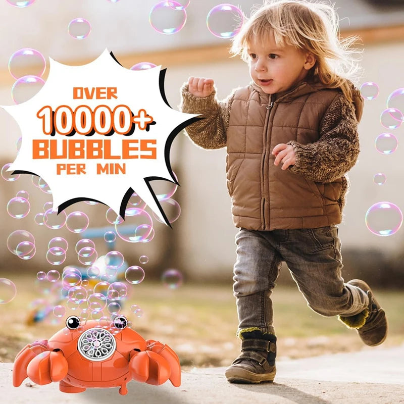 Un jeune enfant joue avec une machine à bulles de crabes orange automatique à l'extérieur.