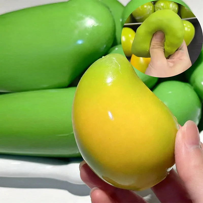 Une main tient un jouet anti-stress jaune vif contre un fond vert.