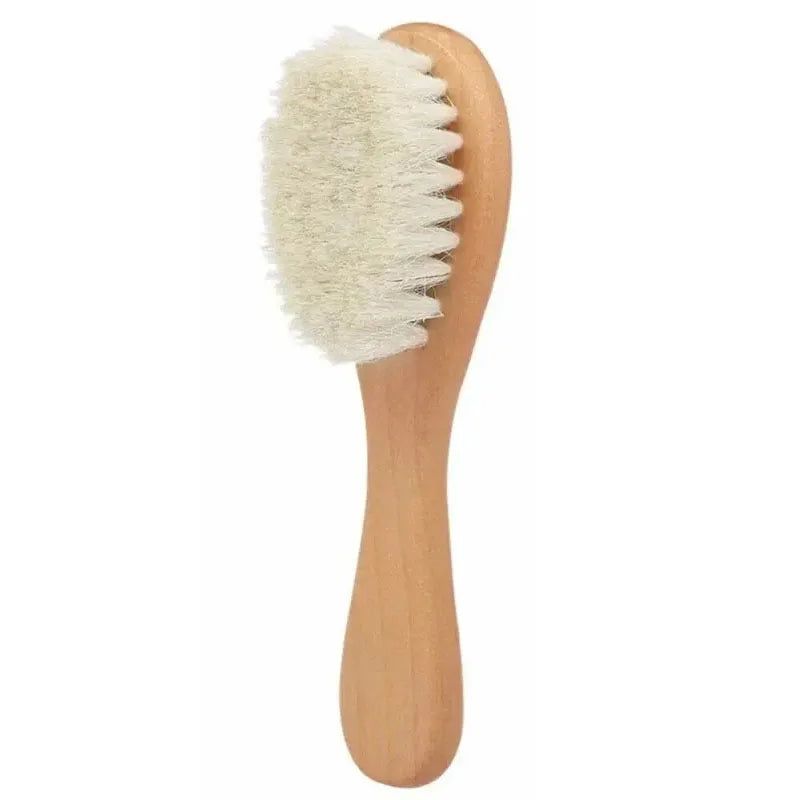 Peine de madera de haya natural con cerdas beige claro para el cuidado del cabello de recién nacidos.