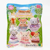 Un paquet de collectionneurs Sylvanian Families Cutie Tea Party avec diverses figurines d'animaux.