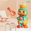 Un jouet de bain en forme de canard jaune mignon à côté d'une chaise blanche et d'un accessoire de baignoire en métal.