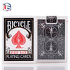 Un jeu de cartes à vélo avec un design incluant un cavalier et des éléments décoratifs.