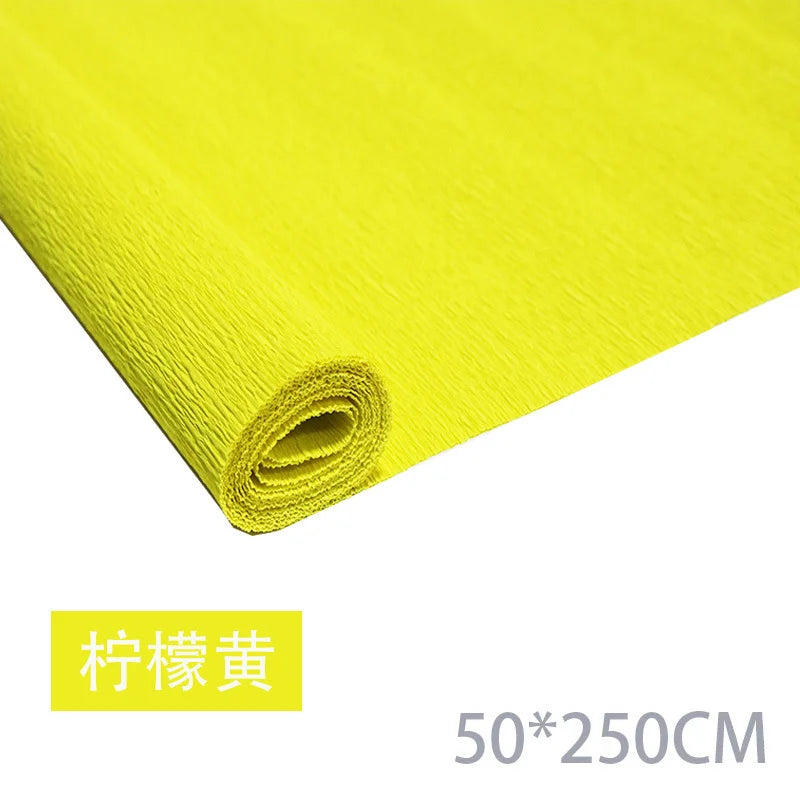 Rolle leuchtend gelbes Crêpepapierblumen für DIY und Basteln, von der Seite gezeigt.