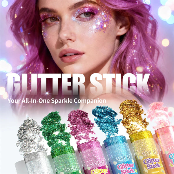 Nahaufnahme eines Models mit pinkem Haar und Glitzer-Make-up, umgeben von Glitter-Sticks.