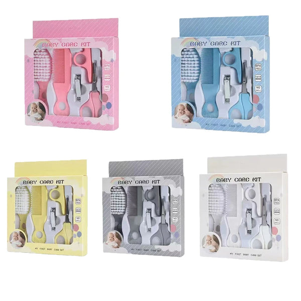 Trois boîtes de kits de soins pour bébé avec divers outils capillaires et manucures en rose, bleu et blanc.