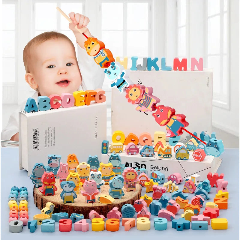 Un bébé interagit avec des perles à enfiler en bois pour l'entraînement Montessori, avec divers blocs de bois colorés