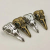Set aus vier gotischen Schädelvogel-Anhängern in antiken Gold- und Silber-Optiken.