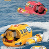Bateau à moteur de pulvérisation, rose et jaune, avec son contrôleur, flottant sur l'eau bleue.
