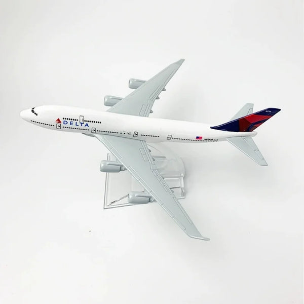En diecast modelflyvemaskine af et Delta Airlines Boeing 747 i sølv og blå bemaling.