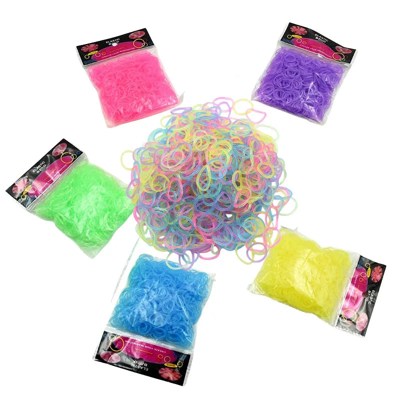 Eine Sammlung farbenfroher, flauschiger Gummi-Webbrezel in verschiedenen Schattierungen wie rosa, lila, grün und gelb.