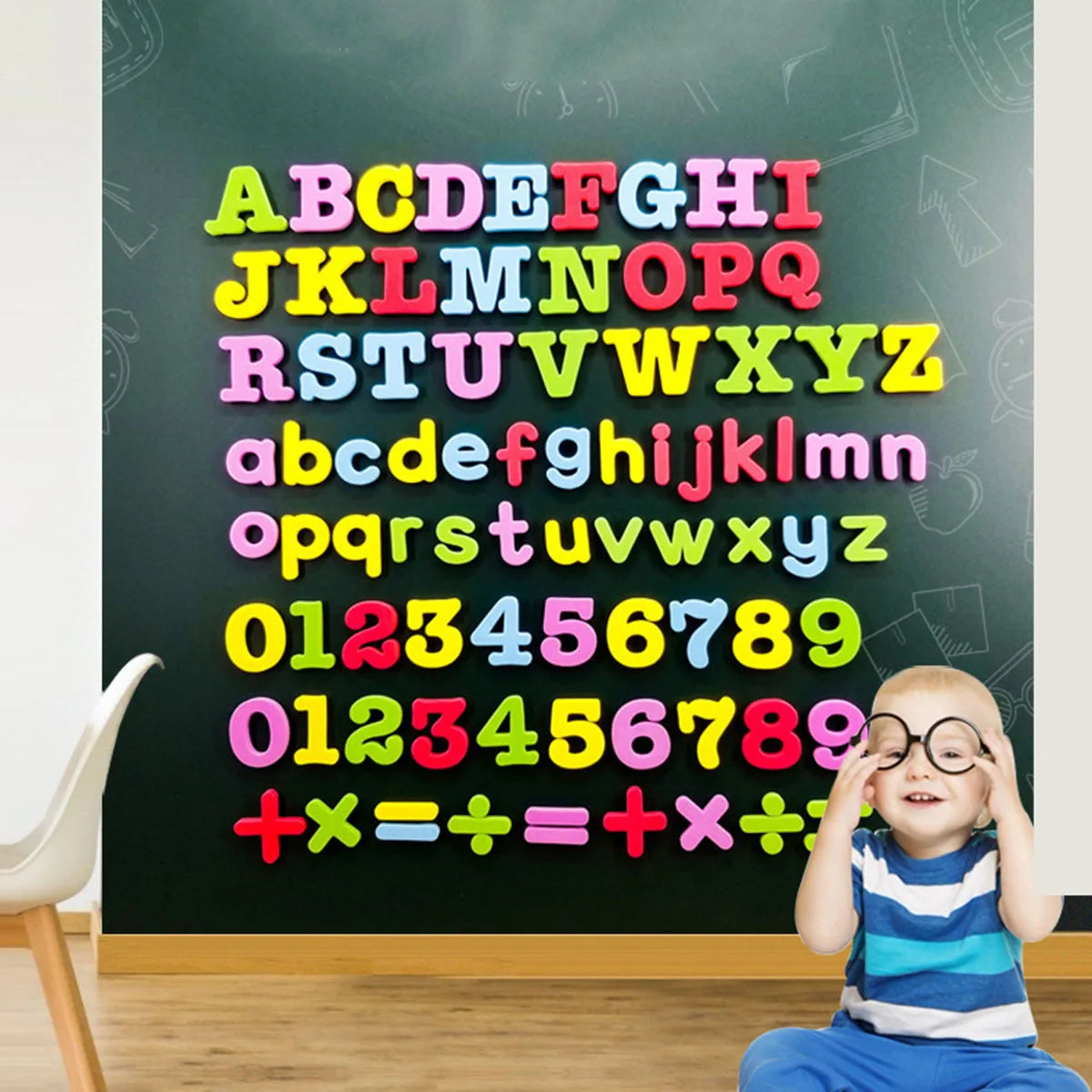 Pizarra cubierta con letras magnéticas de alfabeto y números de colores, dispuestas en filas.