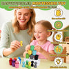 Ein lächelnde Frau demonstriert Montessori Holzsortierspielzeug an ein glückliches Kleinkindchen.