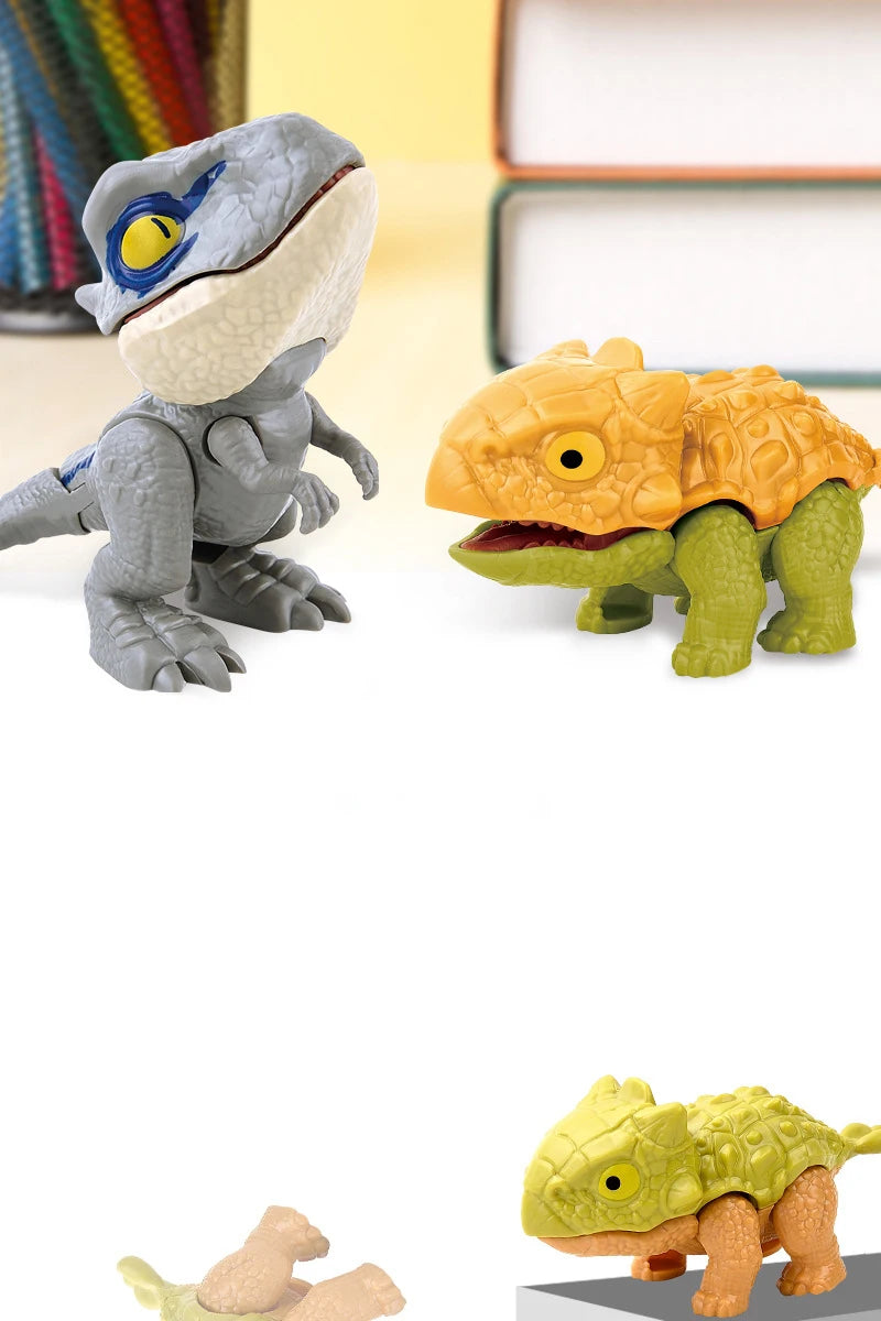 Un mini doigt dinosaure gris à côté d'un jouet dinosaure texturé orange et vert.