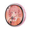 Gros plan d'un badge numérique animé interactif représentant une fille aux cheveux roses et aux yeux rouges.