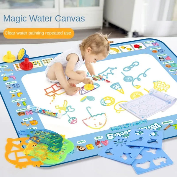 Un enfant dessine sur un tapis Magic Water Canvas avec diverses peintures et outils colorés.