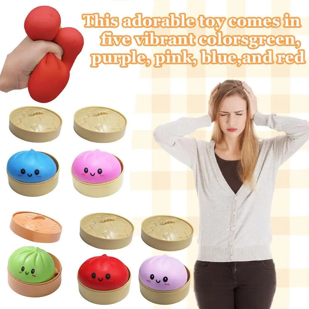Eine Hand hält ein rotes Knetspielzeug, umgeben von verschiedenen bunten und geformten Glitzer-Dumpling-Stressballen.