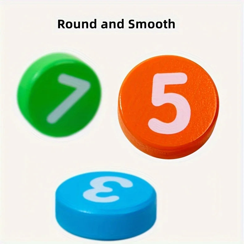 Trois cartes mathématiques rondes numériques montrant les nombres 7, 5 et 3 en vert, orange et bleu.