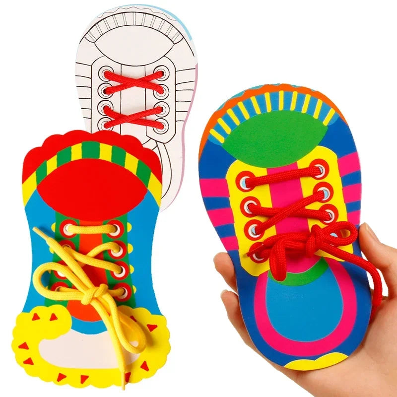 Buntes Kinderschuh mit Schnürsenkeln, zeigt ein Feinmotorik-Aktivitätsset für Kinder.