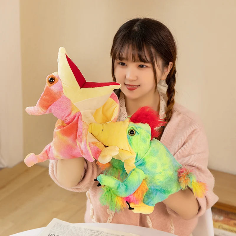 Une jeune fille tient un jouet en peluche d'un marionnettiste de dinosaure avec des couleurs rose, jaune et vert.