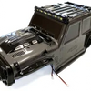 Schwarzes, hochgeschwindiges 1:16-Maßstab 4WD RC-Rennauto mit detailliertem Karosserie und Lichtern.
