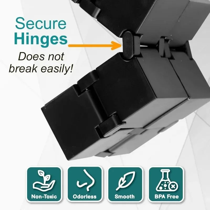 Gros plan d'un cube anti-stress en métal noir montrant des charnières sécurisées et des fonctionnalités non toxiques, sans od
