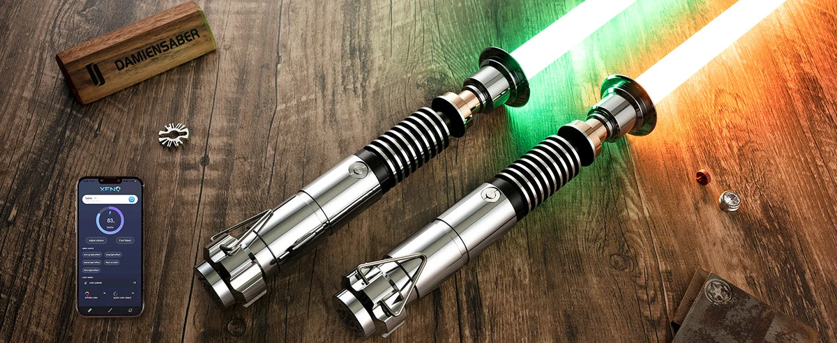 Accessoire effet lightsaber avec lame verte luminescente posé sur une surface en bois à côté d'un smartphone.