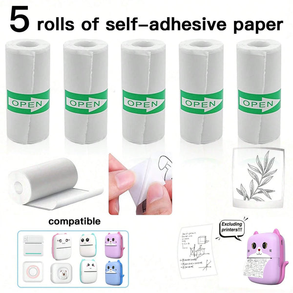 Fünf Rollen selbstklebiges Papier für einen tragbaren Mini-Therendrucker, gezeigt neben kompatiblen Geräten.