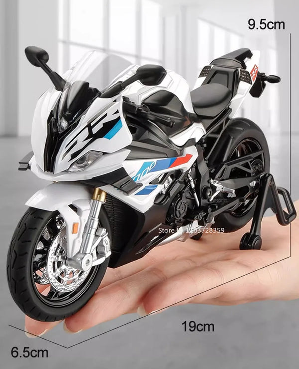 Hvid og sort 1:12 die-cast modelmotorcykel med forstyring, hvilende på en hånd.