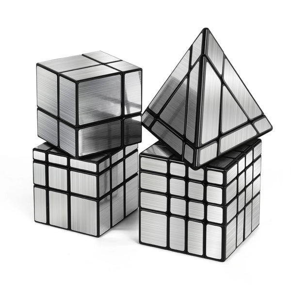 Une pile de cubes de puzzle magiques réfléchissants, avec un motif grille argent et noir.