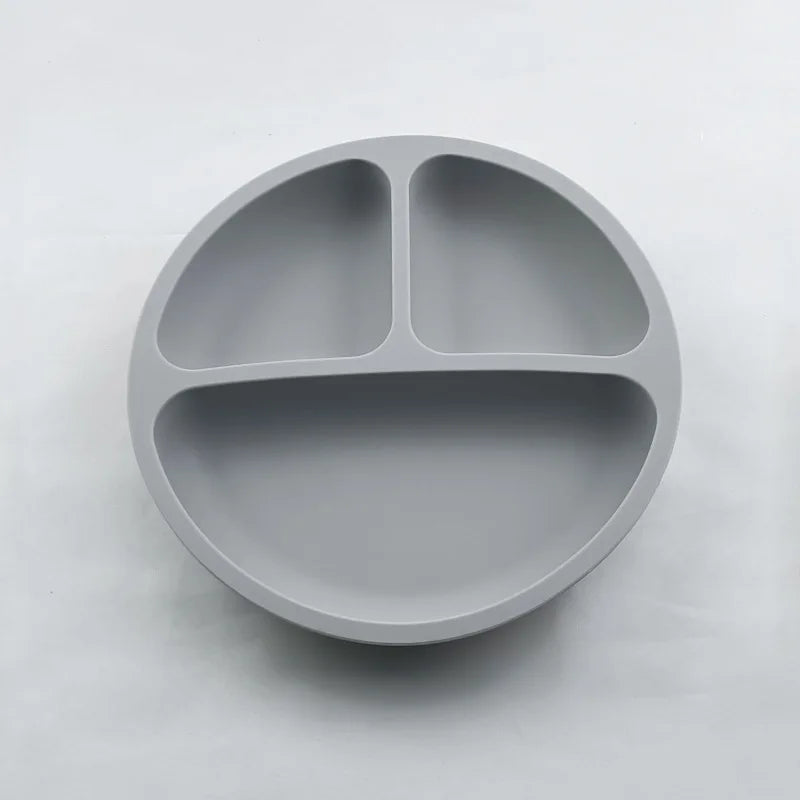 Un set d'alimentation en silicone gris avec trois compartiments pour tout-petits.