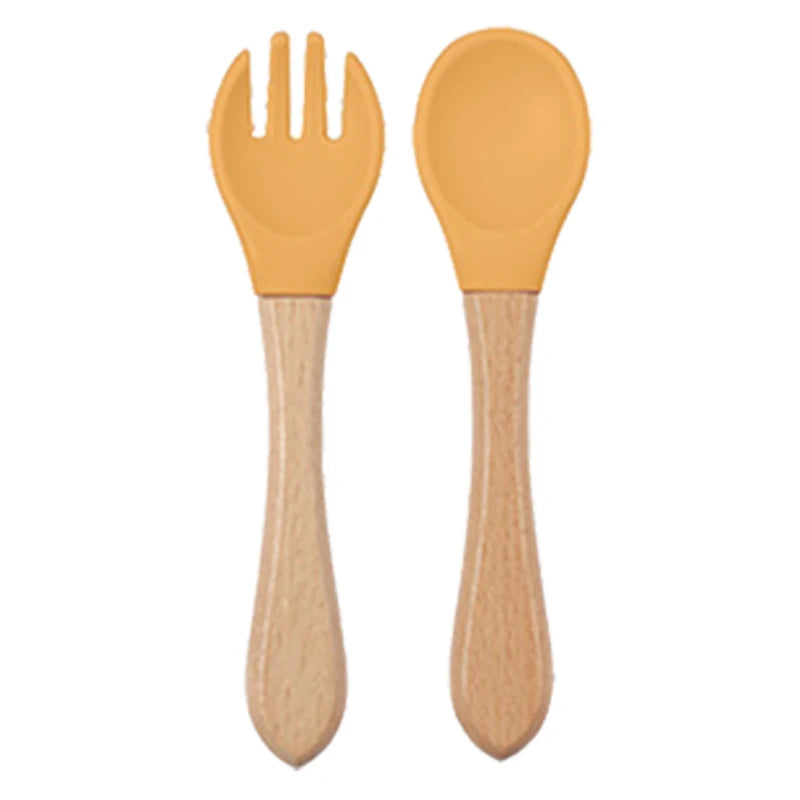 Set de tétine en silicone comprenant une fourchette et une cuillère, dans une couleur beige naturel.
